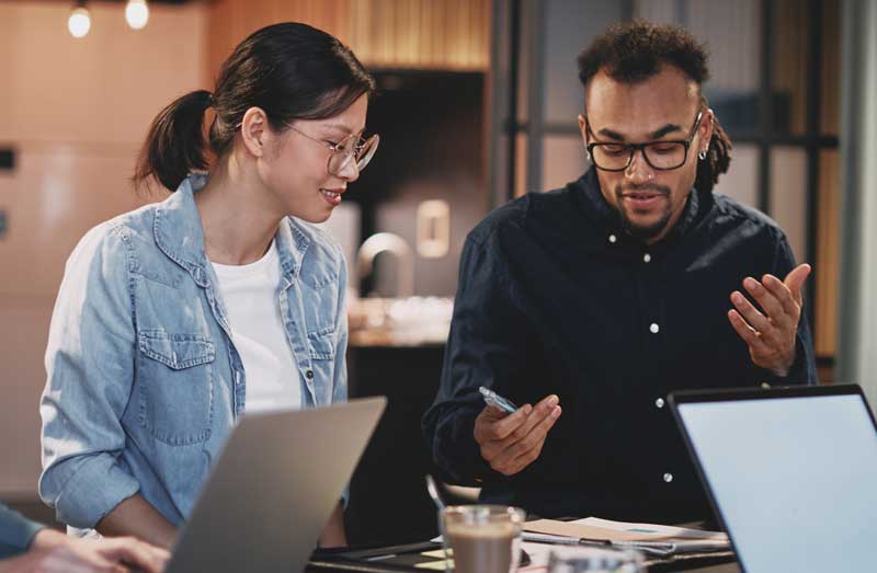 Anforderungen werden zur Nutzung eines Chatbots in einem Meeting geplant