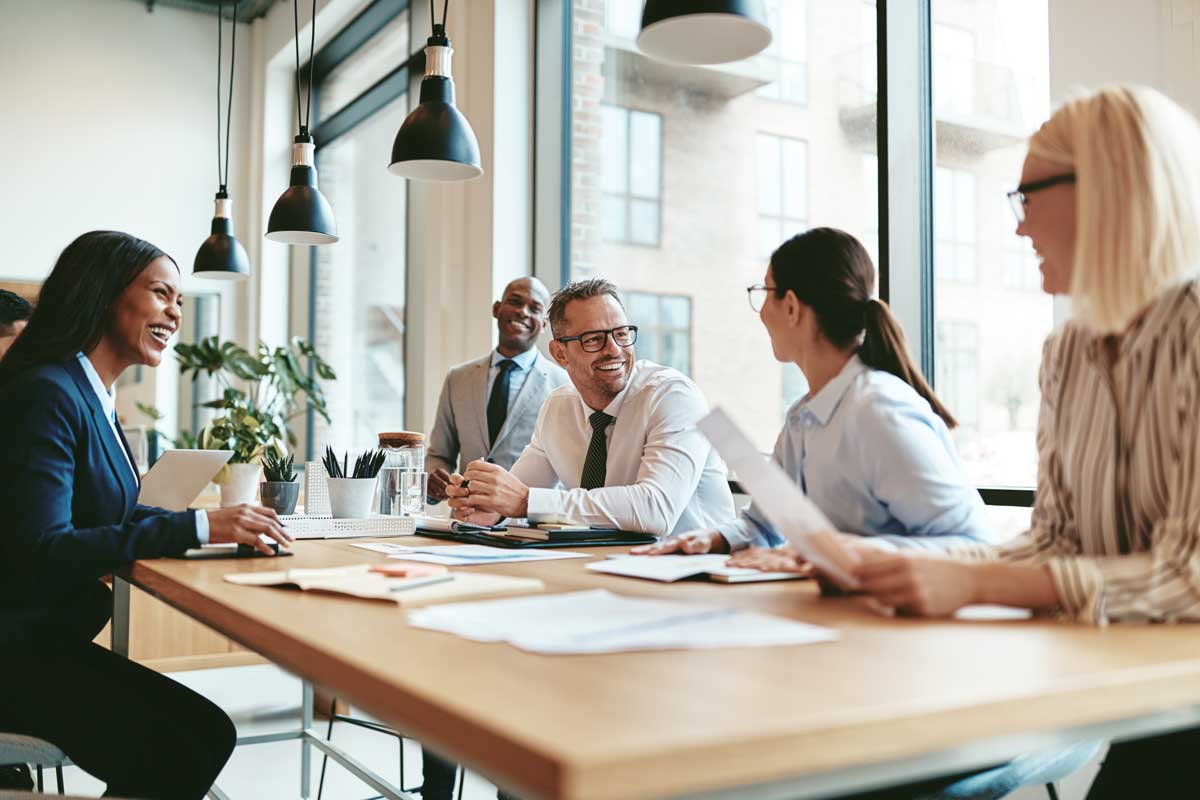 Unternehmen und Agentur im Gespräch bezüglich des Page Builder Elementor