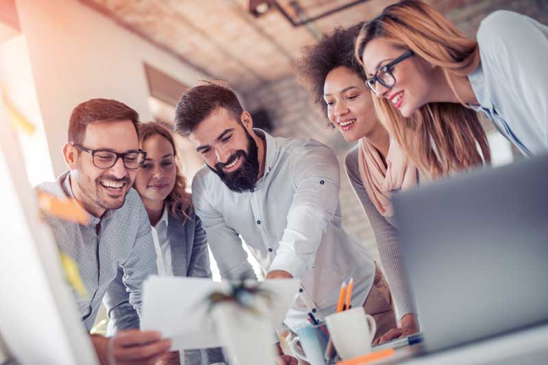 PHP Agentur im Büro unterhält sich über ein PHP Projekt mit einem Kunden