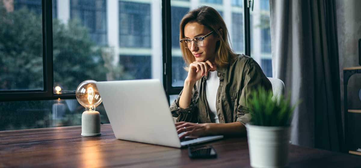 Online Marketing Manager übernimmt die Suche nach den richtigen Keywords für den Webshop