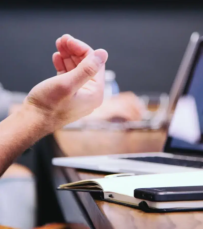 Website Kosten werden bei einer Meeting besprochen