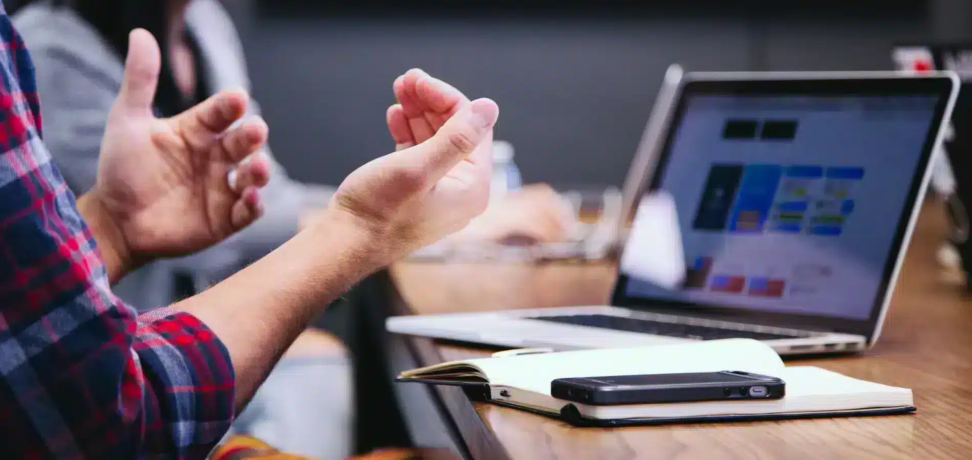 Website Kosten werden bei einer Meeting besprochen