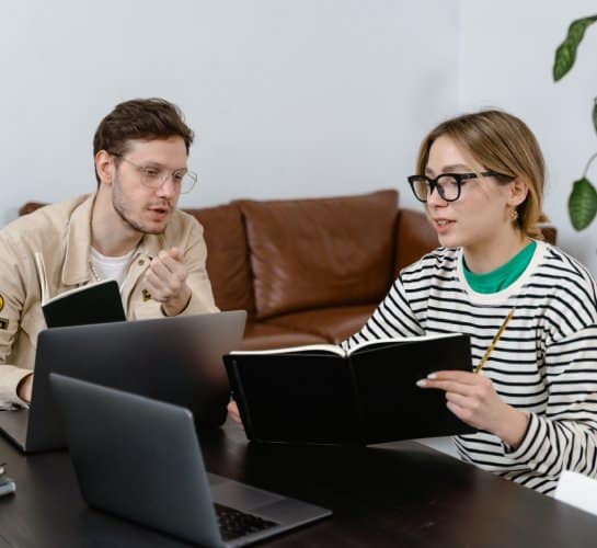 Bedürfnisse der Mitarbeiter werden mit dem Begleiter der Agentur besprochen