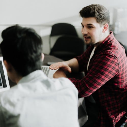 PHP Projekte werden von Entwicklern und Projektmanagern geplant und Ideen besprochen