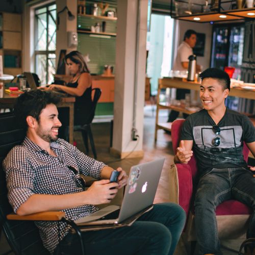 Mehr Traffic und gutes Ranking Zusammenhang wird an ein junges Marketing Team verdeutlicht