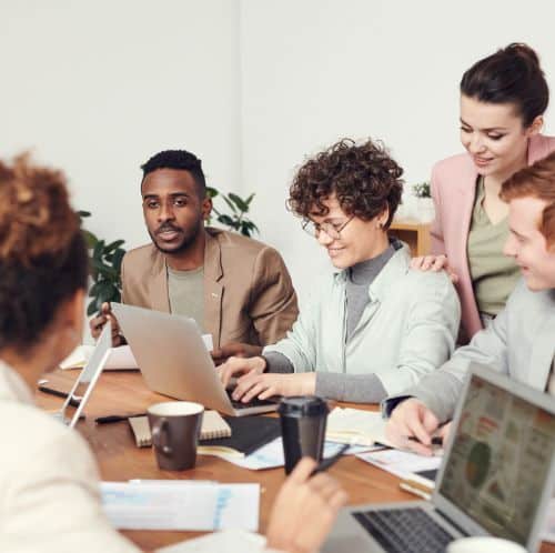 Facebook Marketing Agentur plant Werbeanzeigen für einen Kunden