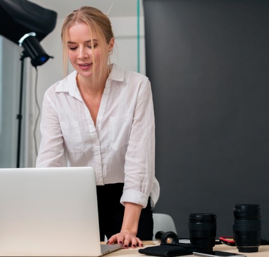 Bilder für eine E-Commerce Kampagne werden vom Fotografen erstellt