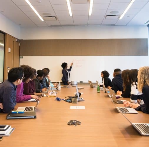 Sales und Marketing-Team besprechen die Ziele für eine Massnahme