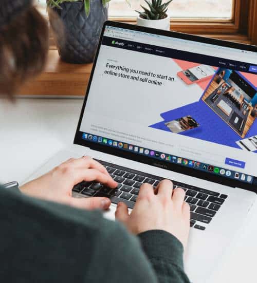 Shopify Agentur arbeitet an einem Shopify Shop