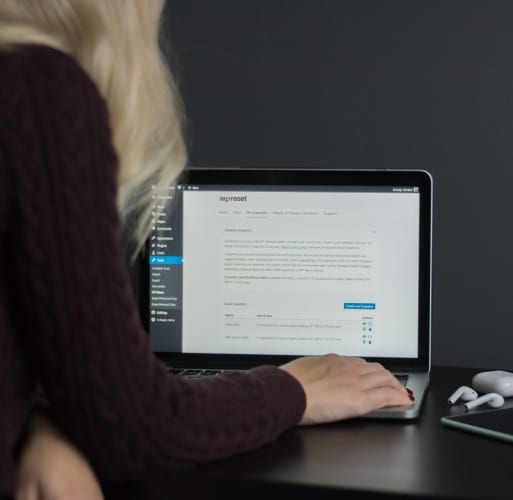 Wordpress Agentur bei der Arbeit im Büro